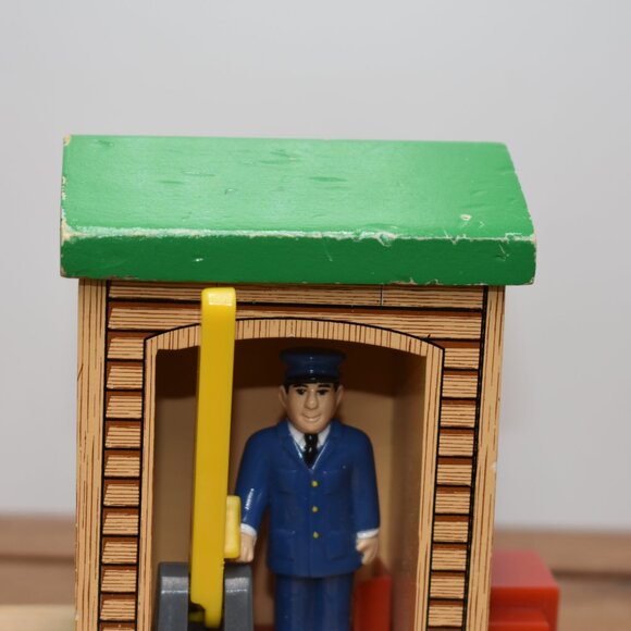 Sodor Conductor Shed 2001 Learning Curve Wooden Railway Thomas the Train - Picture 2 of 8
